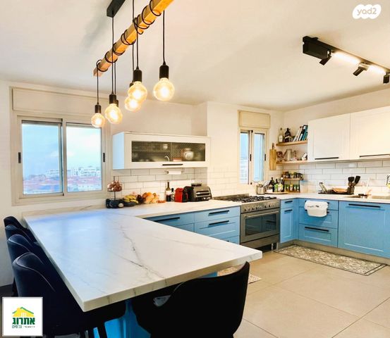 גג/ פנטהאוז, צור יצחק