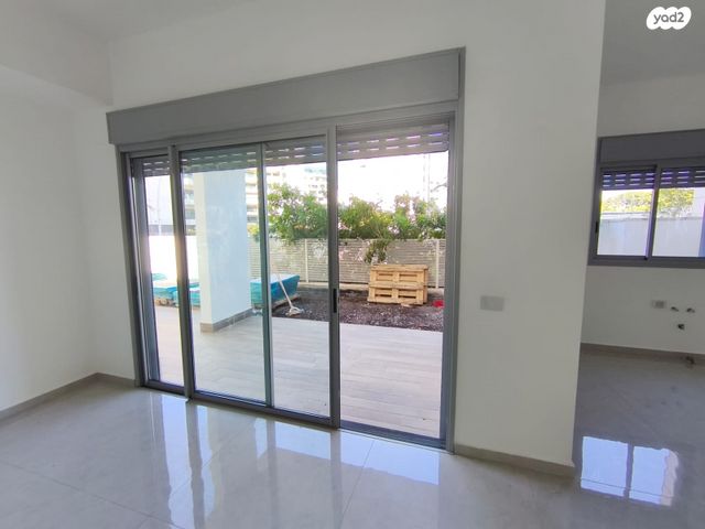 דירת גן, מרים ילן שטקליס, נאות שדה, רעננה