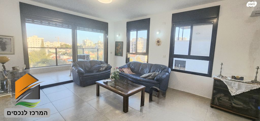 דירה, יהודה דור, שעריים, רחובות