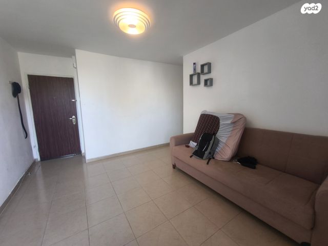 דירה, אפק, נעורים, ערד