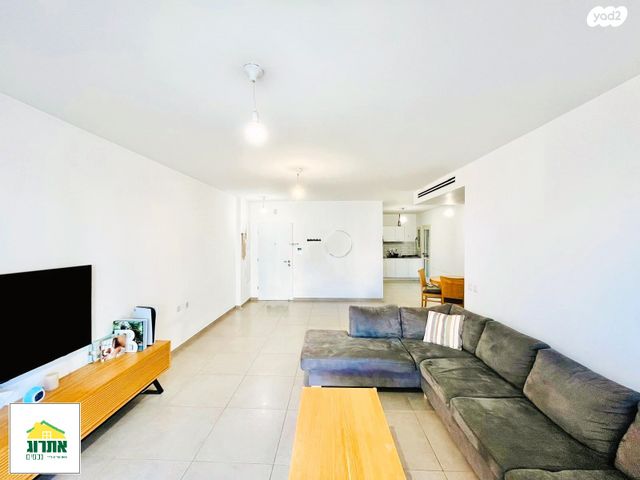 דירה, צור יצחק