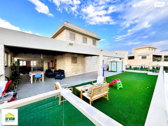 גג/ פנטהאוז, צור יצחק