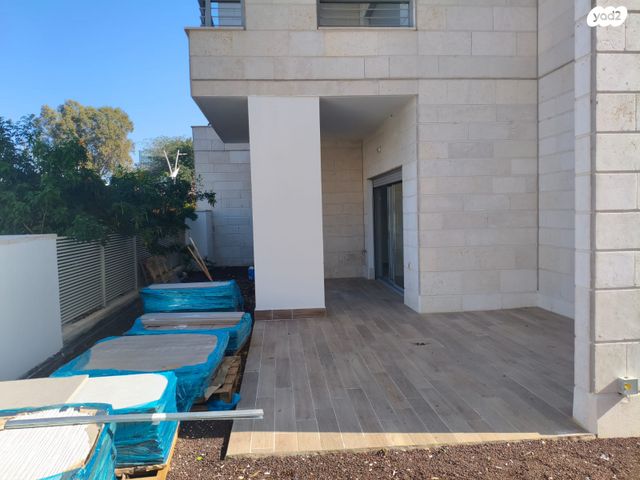 דירת גן, מרים ילן שטקליס, נאות שדה, רעננה