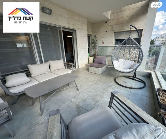 דירה, אריק לביא, הזמר העברי, כפר סבא