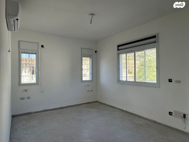 דו משפחתי, חורשת האקליפטוס, אדמית / יערית, שלומי