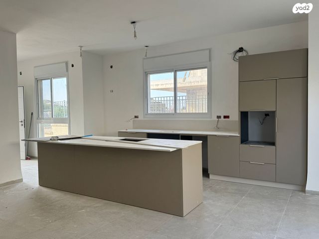 דו משפחתי, חורשת האקליפטוס, אדמית / יערית, שלומי