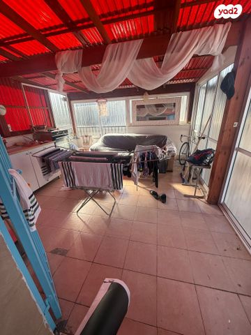 גג/ פנטהאוז, קדושי לוצק, עמידר, בת ים