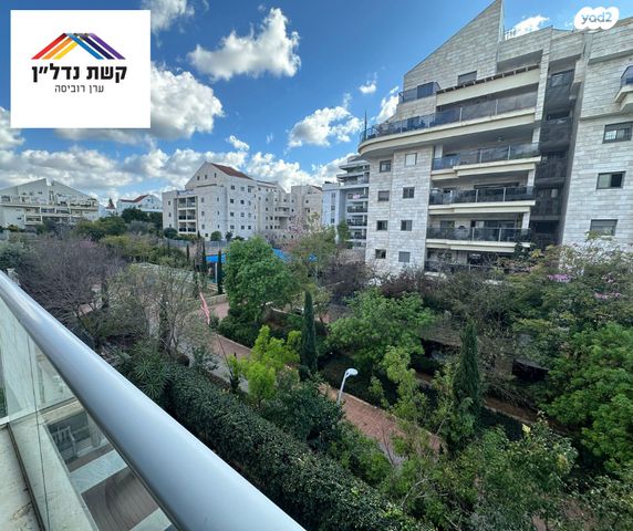 דירה, אריק לביא, הזמר העברי, כפר סבא