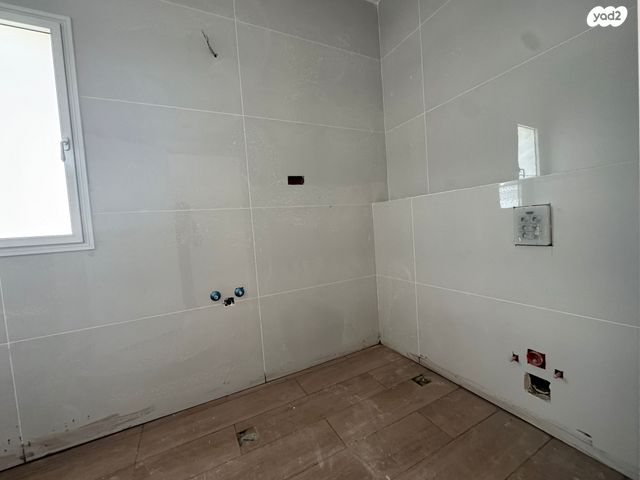 דו משפחתי, חורשת האקליפטוס, אדמית / יערית, שלומי