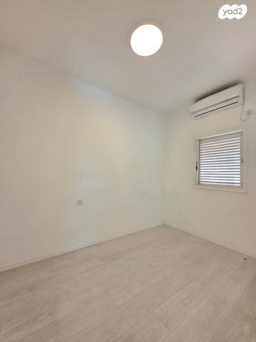 דירה, הרב עוזיאל, רסקו א', חולון