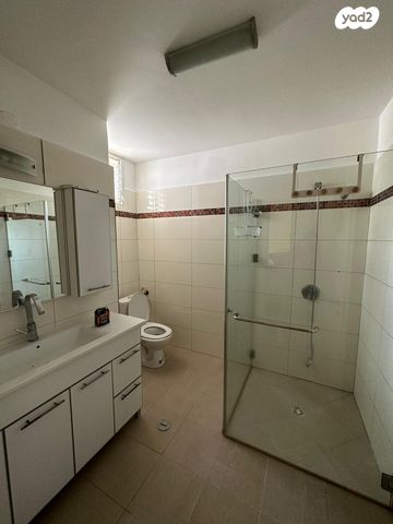 דו משפחתי, רחובות