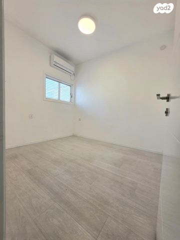 דירה, הרב עוזיאל, רסקו א', חולון