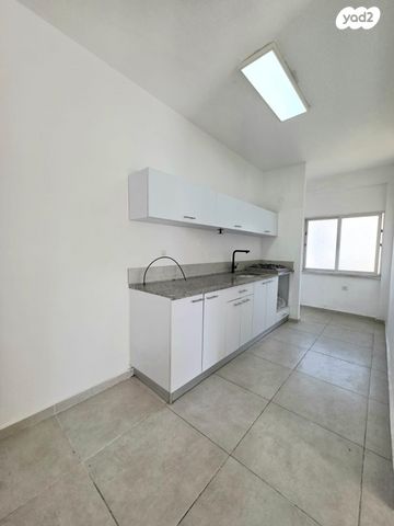 דירה, הרב עוזיאל, רסקו א', חולון