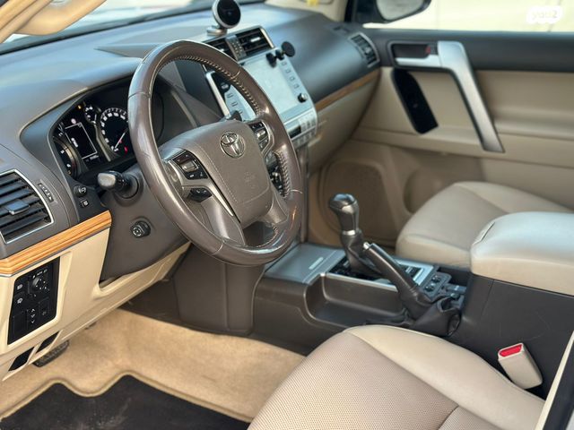 טויוטה לנד קרוזר