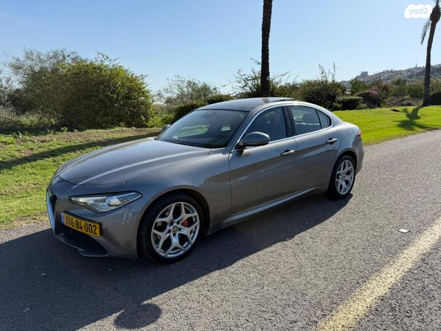 מודעת רכב אלפא רומיאו ג'וליה