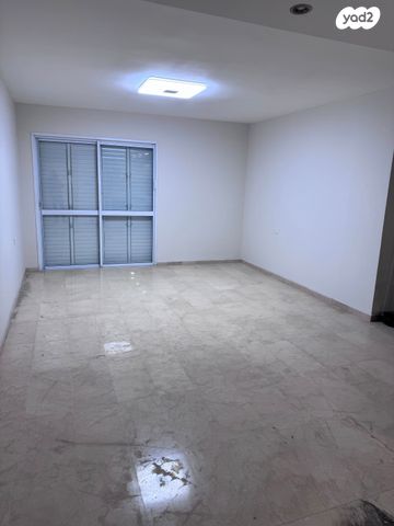 דירה, משה דיין 66, בן גוריון, חולון