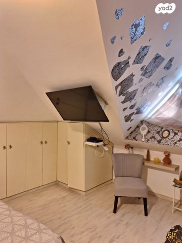 דופלקס, האורן 4, צמח השדה, מעלה אדומים