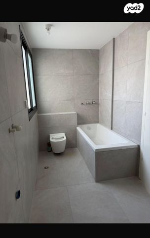 גג/ פנטהאוז, נעמי שמר 6, נאות אפק, אפקה, קרית ביאליק