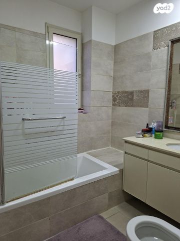 דו משפחתי, החרוב 12, אורנית, אורנית