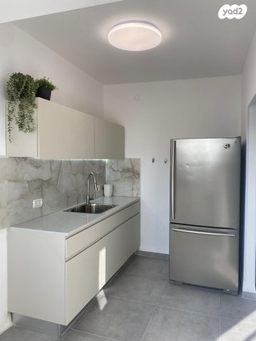 דירה, הרב עובדיה יוסף 10, הראשונים, שלומי