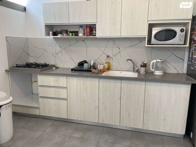 דירה, הרב עוזיאל 131, הראשונים, שלומי