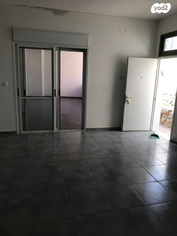 דירה, הרב עוזיאל 131, הראשונים, שלומי