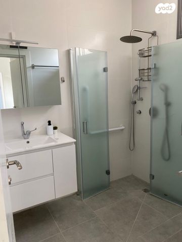 דירה, הרב עובדיה יוסף 10, הראשונים, שלומי