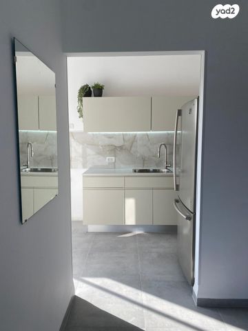 דירה, הרב עובדיה יוסף 10, הראשונים, שלומי