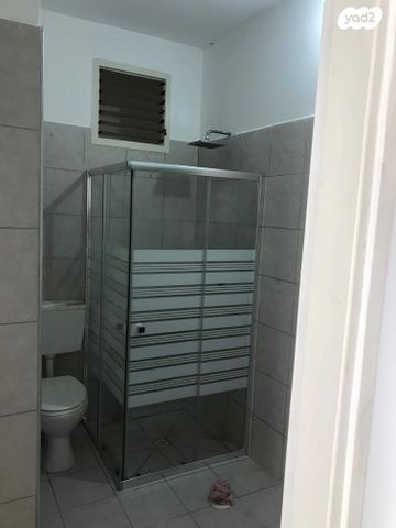 דירה, הרב עוזיאל 131, הראשונים, שלומי