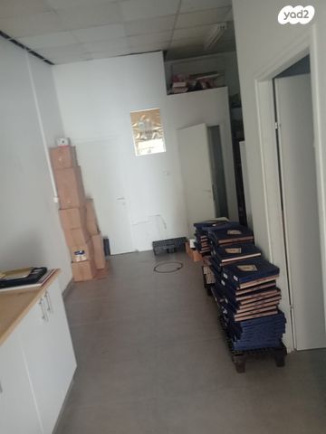 חנויות/ שטח מסחרי, מרדכי אנילביץ' 25, קרית ויצמן, רעננה