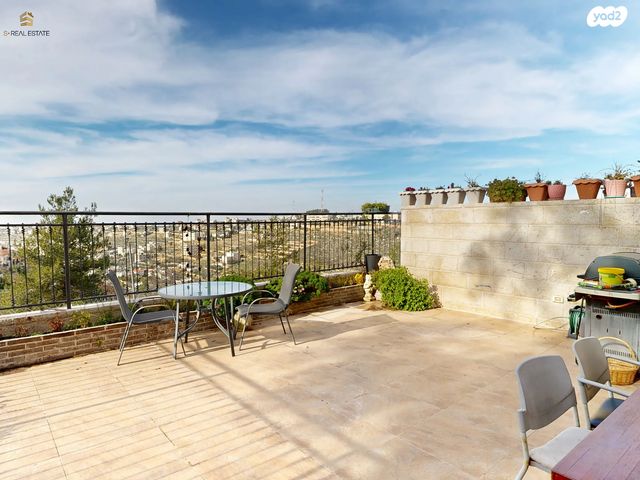 דו משפחתי, הר אדר