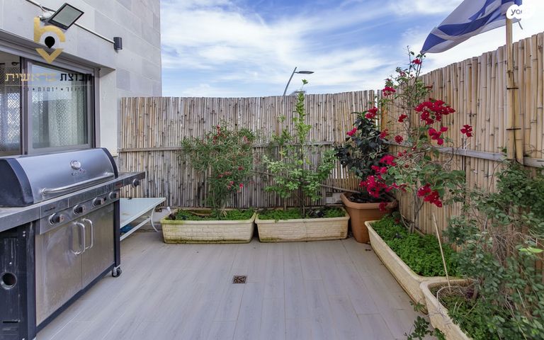 דירה, הרברט סיימון, פסגות אפק, ראש העין