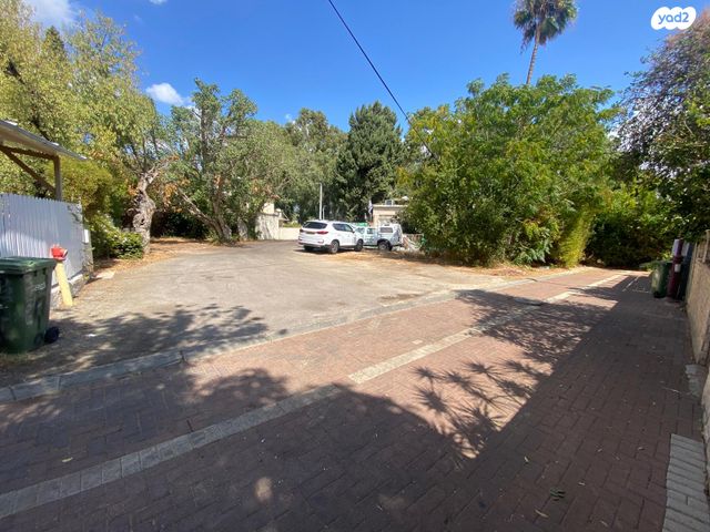 מגרשים, הרב יצחק ניסנבוים, מפדה אזרחי, חולון