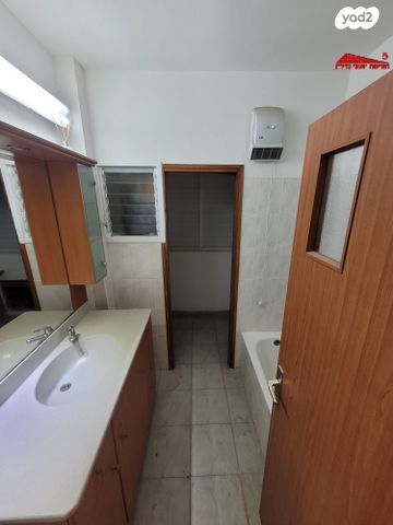 דירה, רמב"ם, ראשון לציון