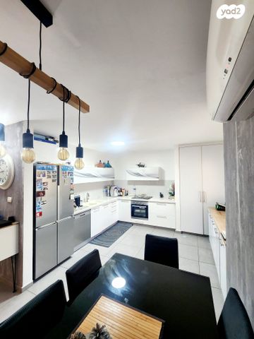 דירה, רחובות המדע, רחובות