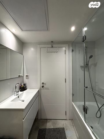 דירת גן, מרים ילן שטקליס, רעננה