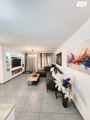 דירה, רחובות המדע, רחובות