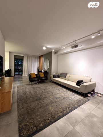 דירת גן, מרים ילן שטקליס, רעננה