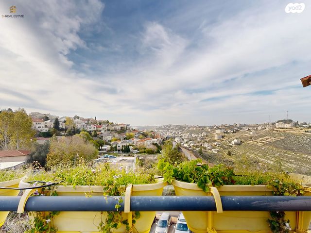 דו משפחתי, הר אדר