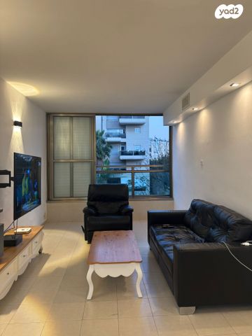 דירה, שדרות בר אילן, לב העיר, בת ים