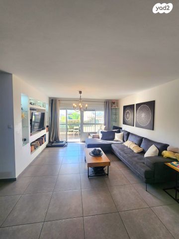 דירה, רחובות המדע, רחובות