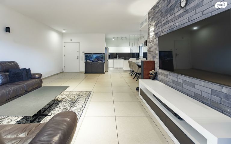 דירה, הרברט סיימון, פסגות אפק, ראש העין