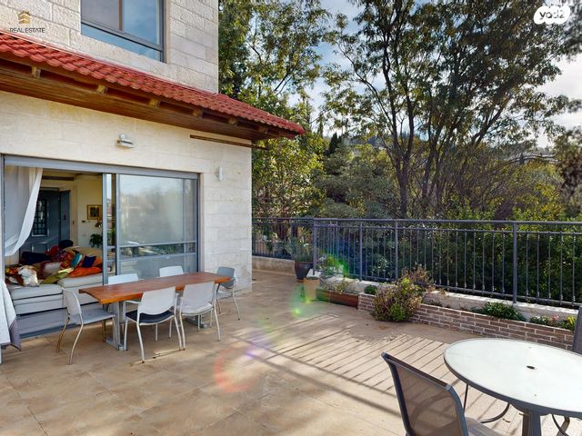 דו משפחתי, הר אדר