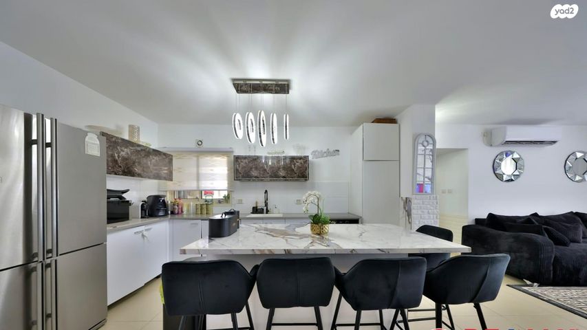 דירה, השקד, רכסים, רכסים