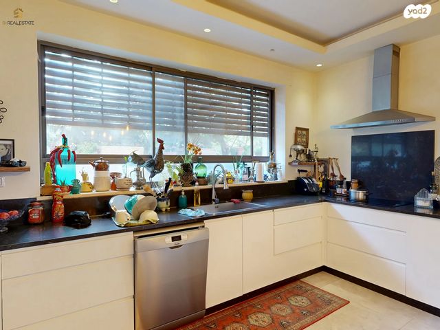 דו משפחתי, הר אדר