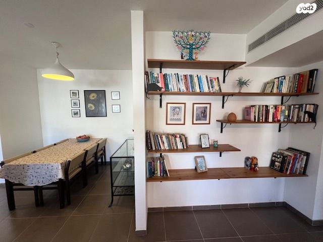 דירה, נחל אלכסנדר, צור יצחק