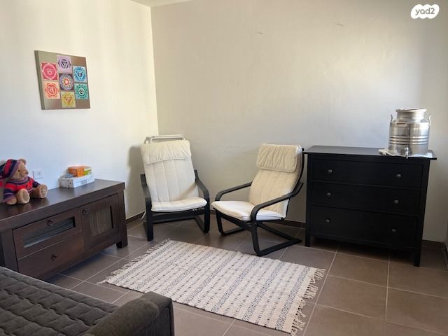 דירה, נחל אלכסנדר, צור יצחק