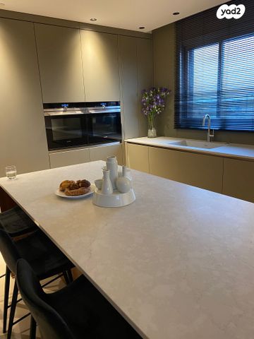 גג/ פנטהאוז, עליזה בגין, בנות חיל, ראשון לציון