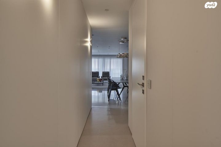 גג/ פנטהאוז, עליזה בגין, בנות חיל, ראשון לציון