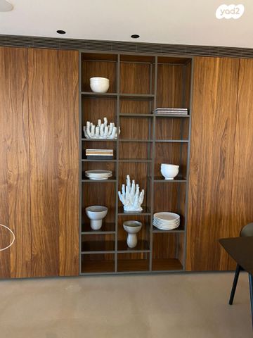 גג/ פנטהאוז, עליזה בגין, בנות חיל, ראשון לציון